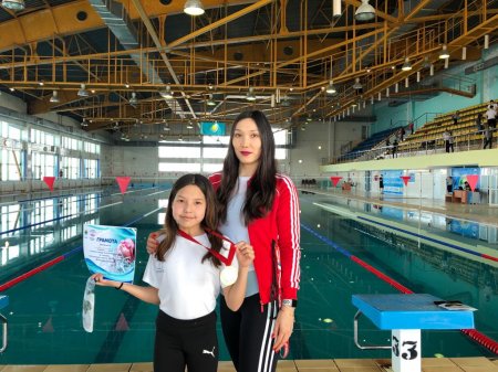 Спортсменка из Актау завоевала четыре медали на республиканских соревнованиях по плаванию