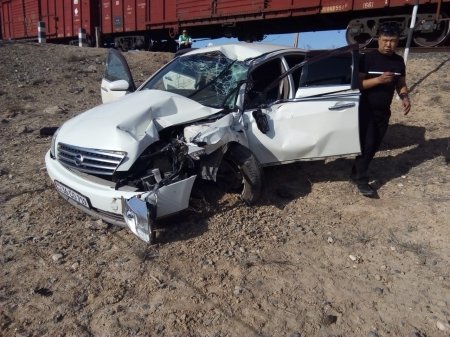 Автомобиль столкнулся с поездом в Мангистау