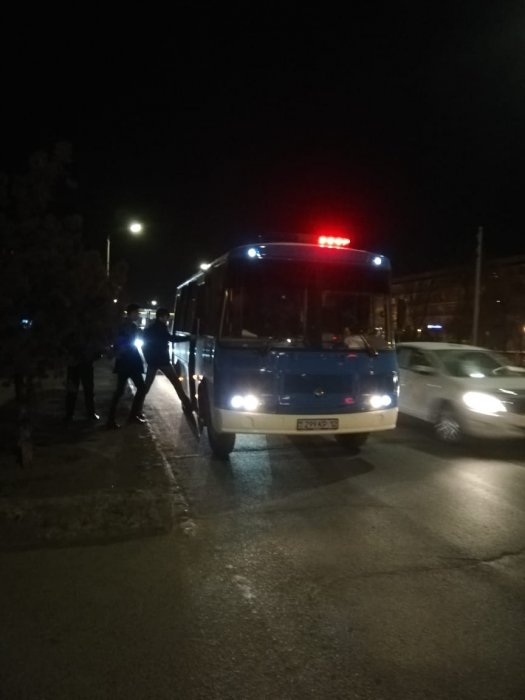 Полиция Актау задержала 12 гуляющих в позднее время школьников