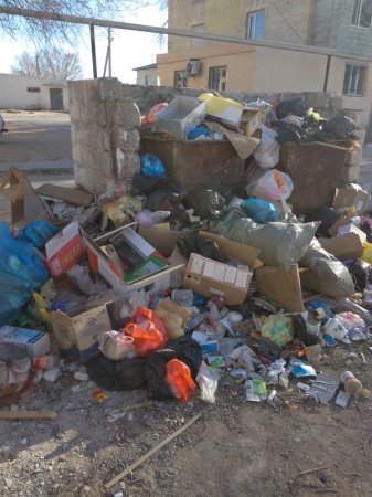 Село Мангистау превращается мусорную свалку