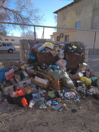 Село Мангистау превращается мусорную свалку