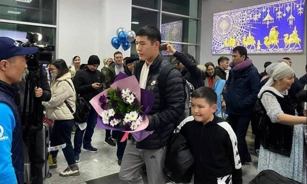 Бекзаду Нурдаулетову устроили пышную встречу в аэропорту Актау