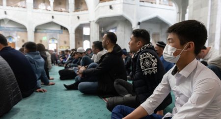 Мечети Казахстана приостановили коллективную молитву