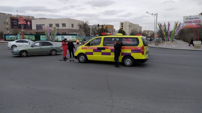 В Актау столкнулись карета «Скорой помощи» и автомобиль Toyota Prado