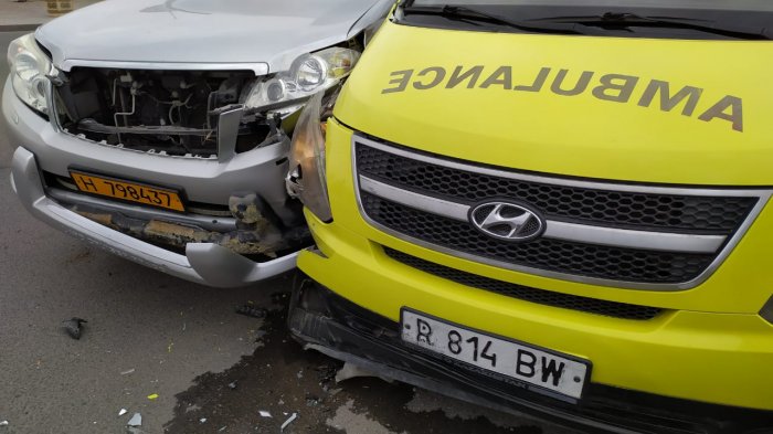 В Актау столкнулись карета «Скорой помощи» и автомобиль Toyota Prado