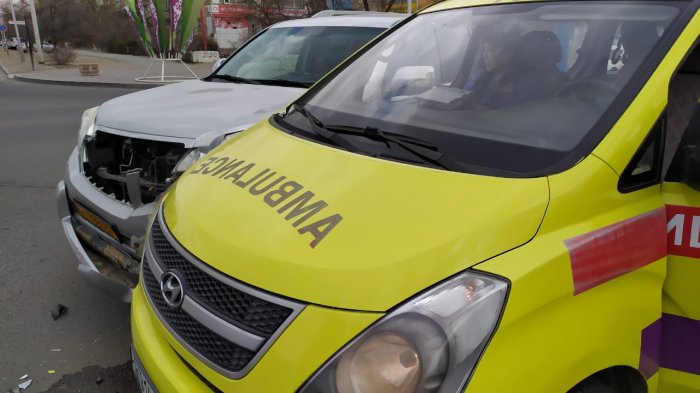 В Актау столкнулись карета «Скорой помощи» и автомобиль Toyota Prado