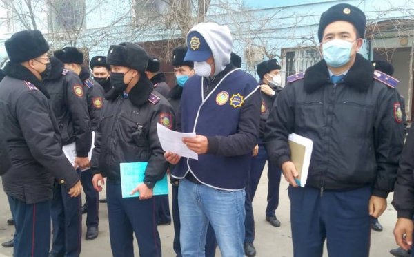 Полиция раздала маски и перчатки малообеспеченным семьям