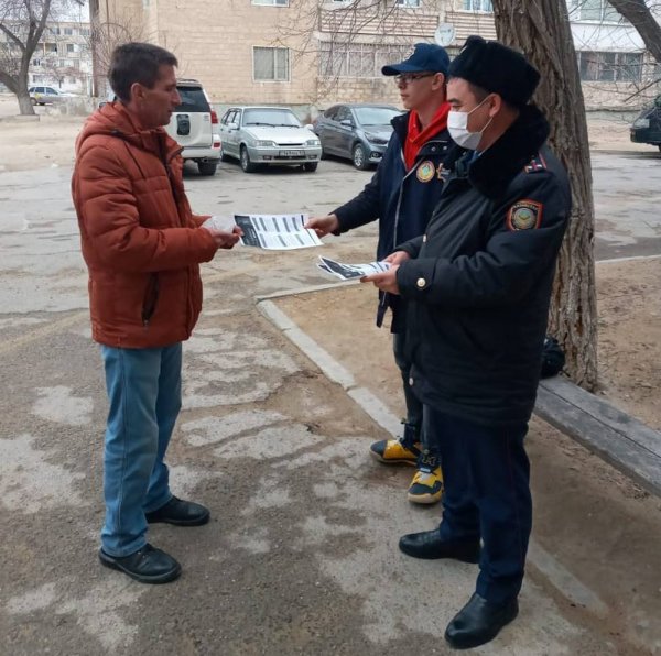 Полиция раздала маски и перчатки малообеспеченным семьям