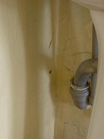 Госпитализированная на карантин жительница Актау пожаловалась на тараканов в противотуберкулёзном диспансере