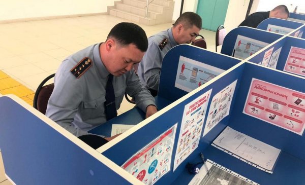 Полицейские стали донорами крови в Актау