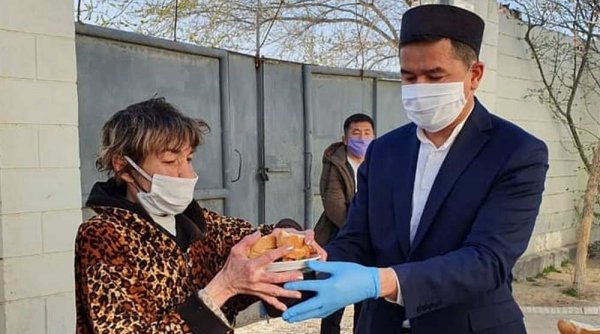 Волонтёры накормили и раздали маски бездомным в Актау