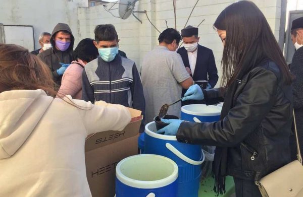 Волонтёры накормили и раздали маски бездомным в Актау