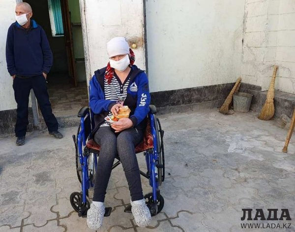 Волонтёры накормили и раздали маски бездомным в Актау