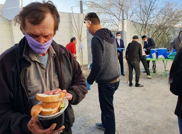 Волонтёры накормили и раздали маски бездомным в Актау