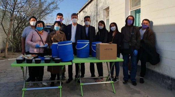 Волонтёры накормили и раздали маски бездомным в Актау