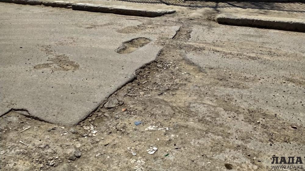 Жители 5 микрорайона Актау возмутились отчетом чиновников о ремонте дорог