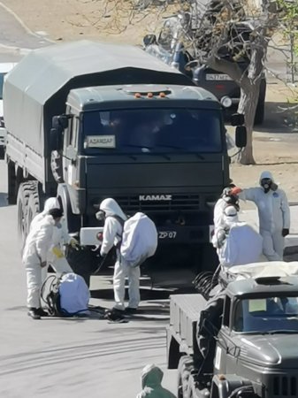 Обработку дома в 11 микрорайоне в Актау сняли на видео