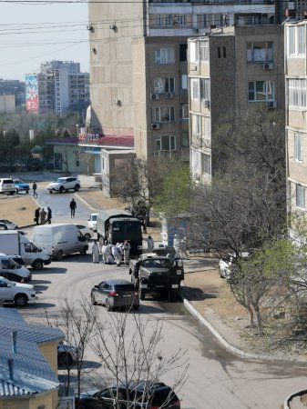 Обработку дома в 11 микрорайоне в Актау сняли на видео