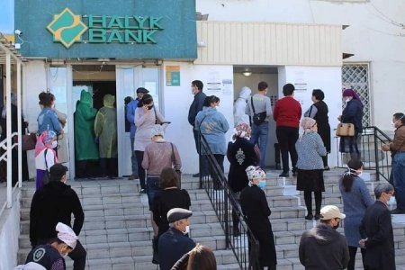 Казахстанцам расставили указатели для соблюдения дистанции в очереди