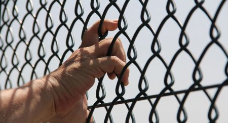 Прогулка в «клетке»: как отбывают наказание нарушители режима карантина