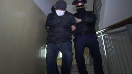 Жителя Алматы, плюнувшего на кнопки лифта, арестовали на 15 суток