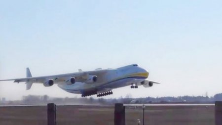 Крупнейший в мире самолет приземлился в Алматы