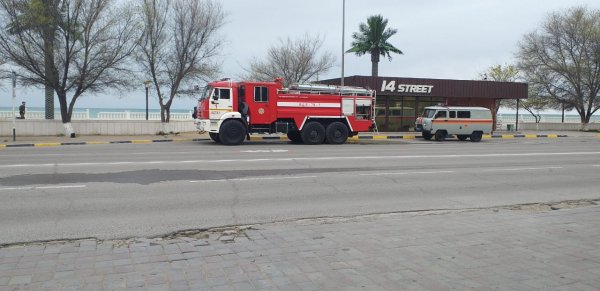 На набережной Актау загорелся сухостой