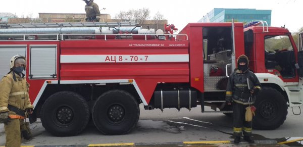 На набережной Актау загорелся сухостой