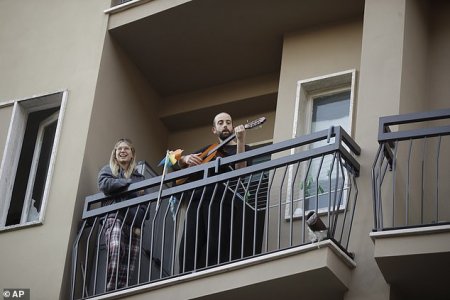 Астанчан попросили не петь на балконах по ночам