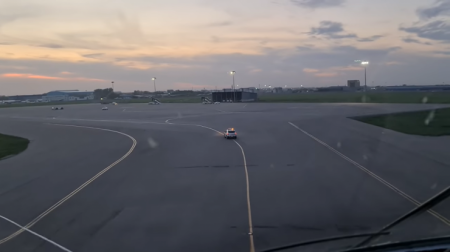 Посадку в Алматы крупнейшего в мире самолета показал на видео пилот