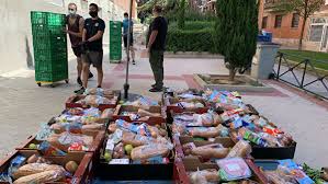Длинные очереди за бесплатной едой выстроились после эпидемии в Испании