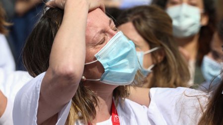 "Встали и ушли". 350 медиков отказались работать из-за коронавируса