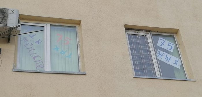 В Актау жители оформляют окна своих квартир ко Дню Победы