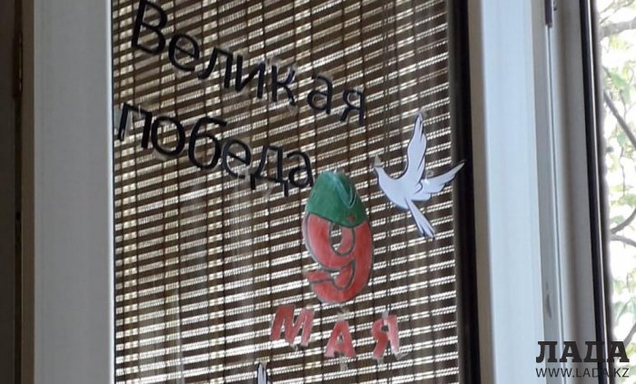 В Актау жители оформляют окна своих квартир ко Дню Победы