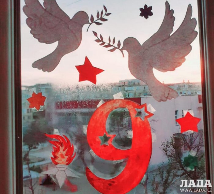 В Актау жители оформляют окна своих квартир ко Дню Победы