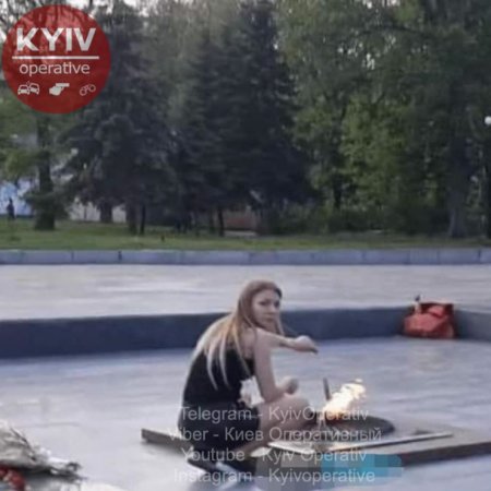 Сосиски жарили на Вечном огне девушки в Украине
