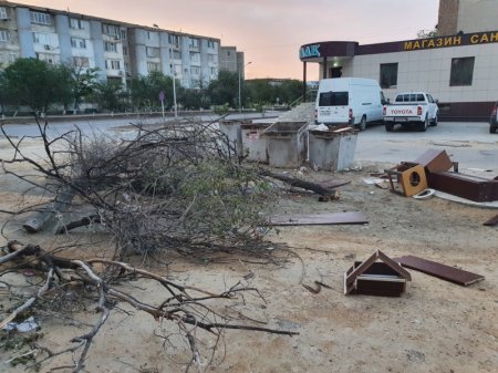 Мусор возле 27 мкр 26 дома