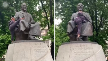 Блогер из Москвы залезла на памятник Абаю и назвала его Сантой
