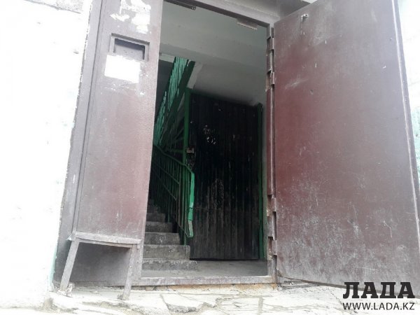 Жители 11 микрорайона Актау возмутились сбором денег на дверь и кровлю