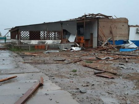 Ураган в Атырауской области: снесены крыши, подтоплены улицы