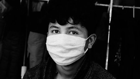 Почему казахстанцев заставляют носить маски на улице