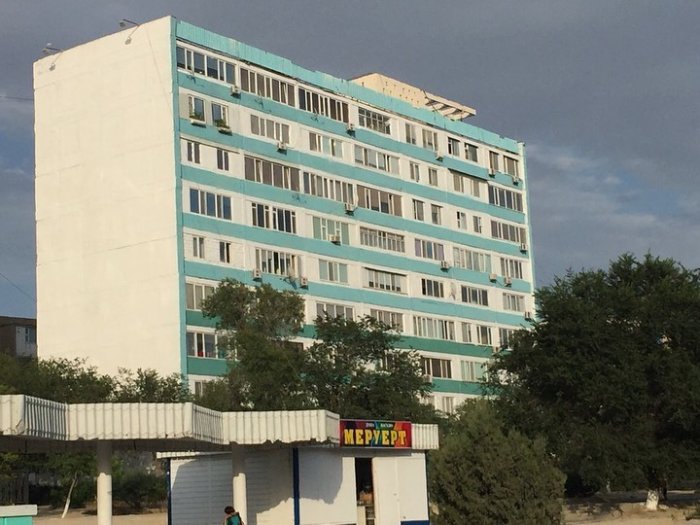 В Актау приступили к покраске фасадов многоэтажных домов