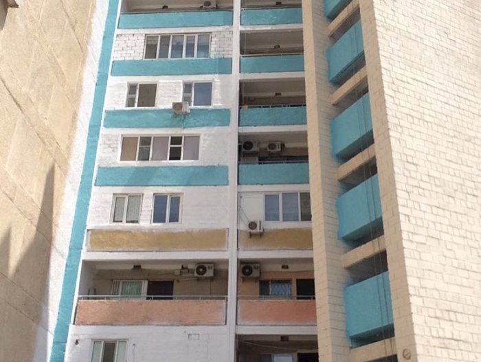 В Актау приступили к покраске фасадов многоэтажных домов