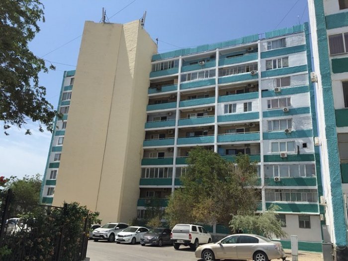 В Актау приступили к покраске фасадов многоэтажных домов