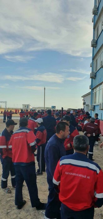 В Мангистау вахта 30 дней: в Сети появилось видео с недовольными нефтяниками