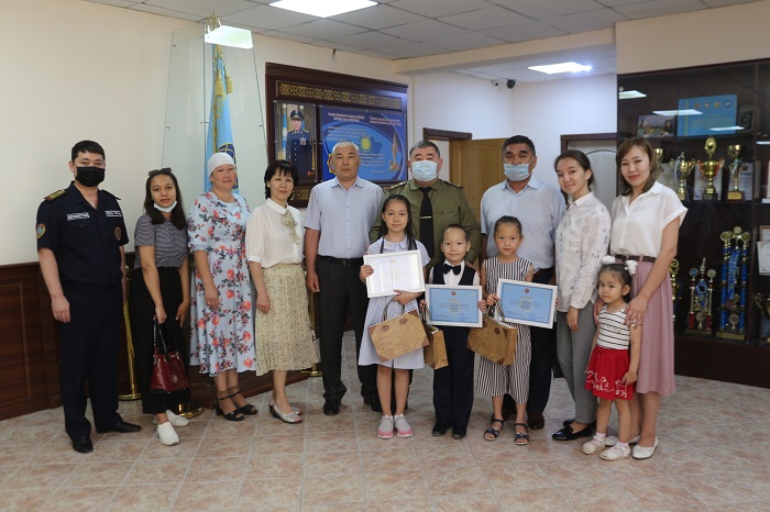 Мангистауские спасатели наградили победителей конкурса рисунков