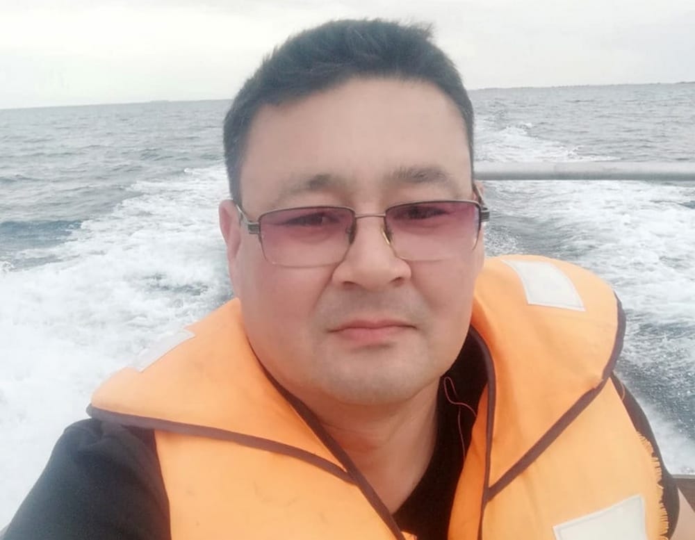 Мужчина на сапборде пропал в пригороде Актау, его подобрал танкер