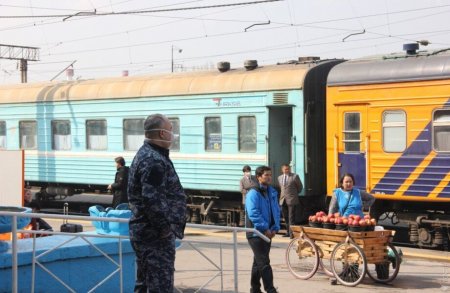    Байгабулов призвал казахстанцев сообщать ему о нарушениях в поездах на мобильный телефон