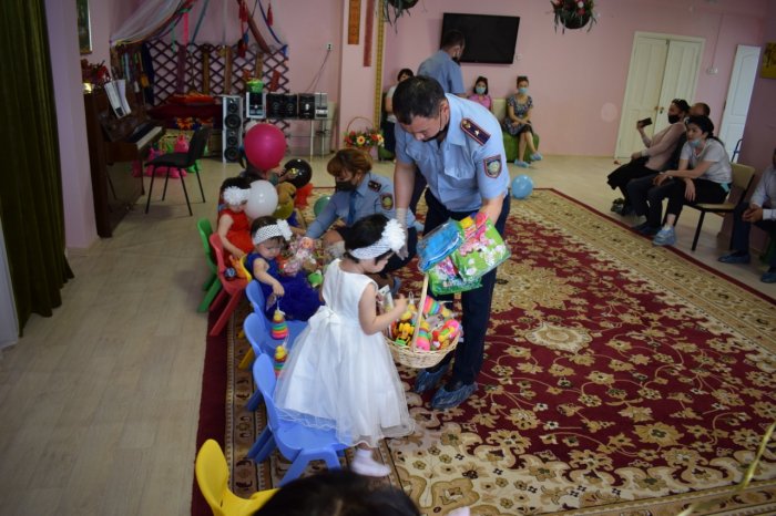 Полицейские Мангистау оказали благотворительную помощь Дому малютки