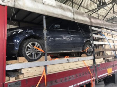 Пограничники просканировали фуру с деревом и нашли там угнанный Mercedes